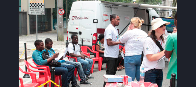 Dental Uni atende quase 200 refugiados em ao social.